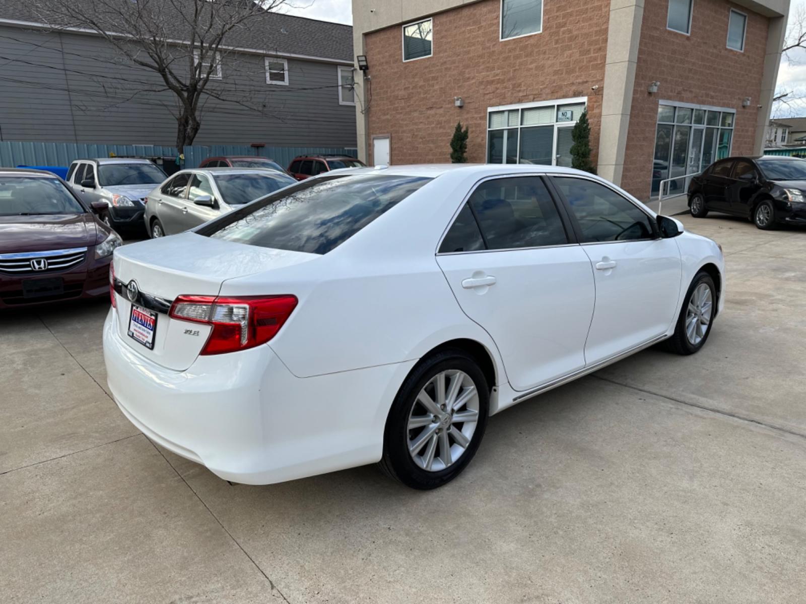 2012 White /Silver Toyota Camry XLE (4T4BF1FK0CR) with an 2.5L engine, Automatic transmission, located at 1501 West 15th St., Houston, 77008, (713) 869-2925, 29.797941, -95.411789 - Photo #2